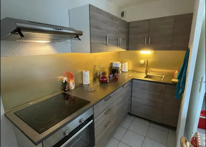 Charming With Balcony In Montalbert Апартаменты *