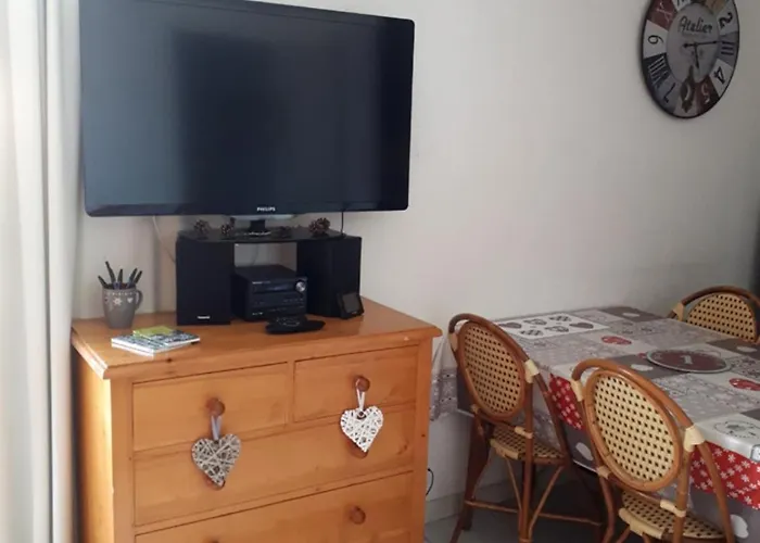 Charming With Balcony In Montalbert *