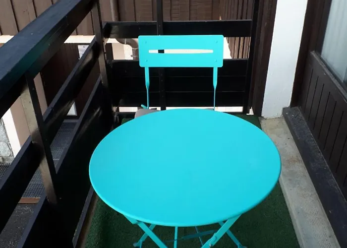 Charming With Balcony In Montalbert * Ла-Плань