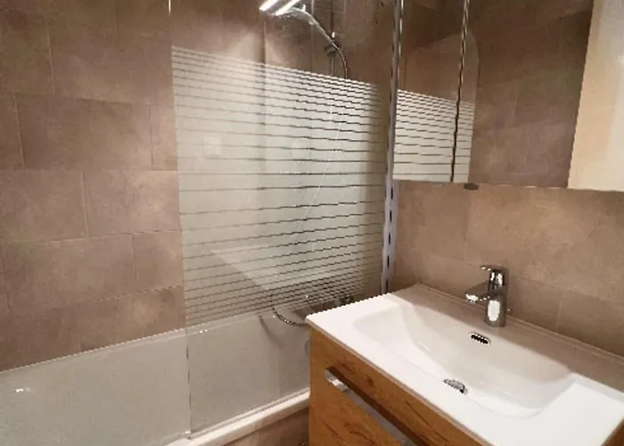 Charming With Balcony In Montalbert Апартаменты