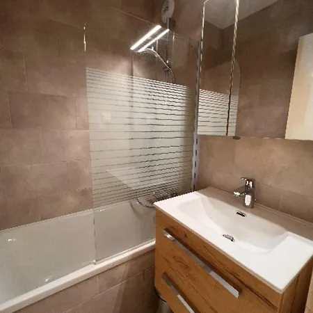 Charming With Balcony In Montalbert דירה