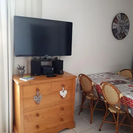 Charming With Balcony In Montalbert *